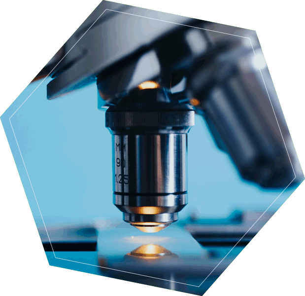 Primer plano de un microscopio de laboratorio con luz encendida sobre una muestra